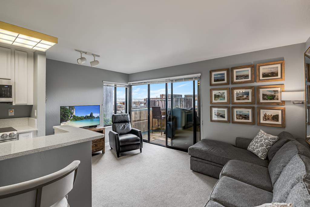 Detail Gallery Image 4 of 22 For 125 Surf Way #336,  Monterey,  CA 93940 - 1 Beds | 1 Baths