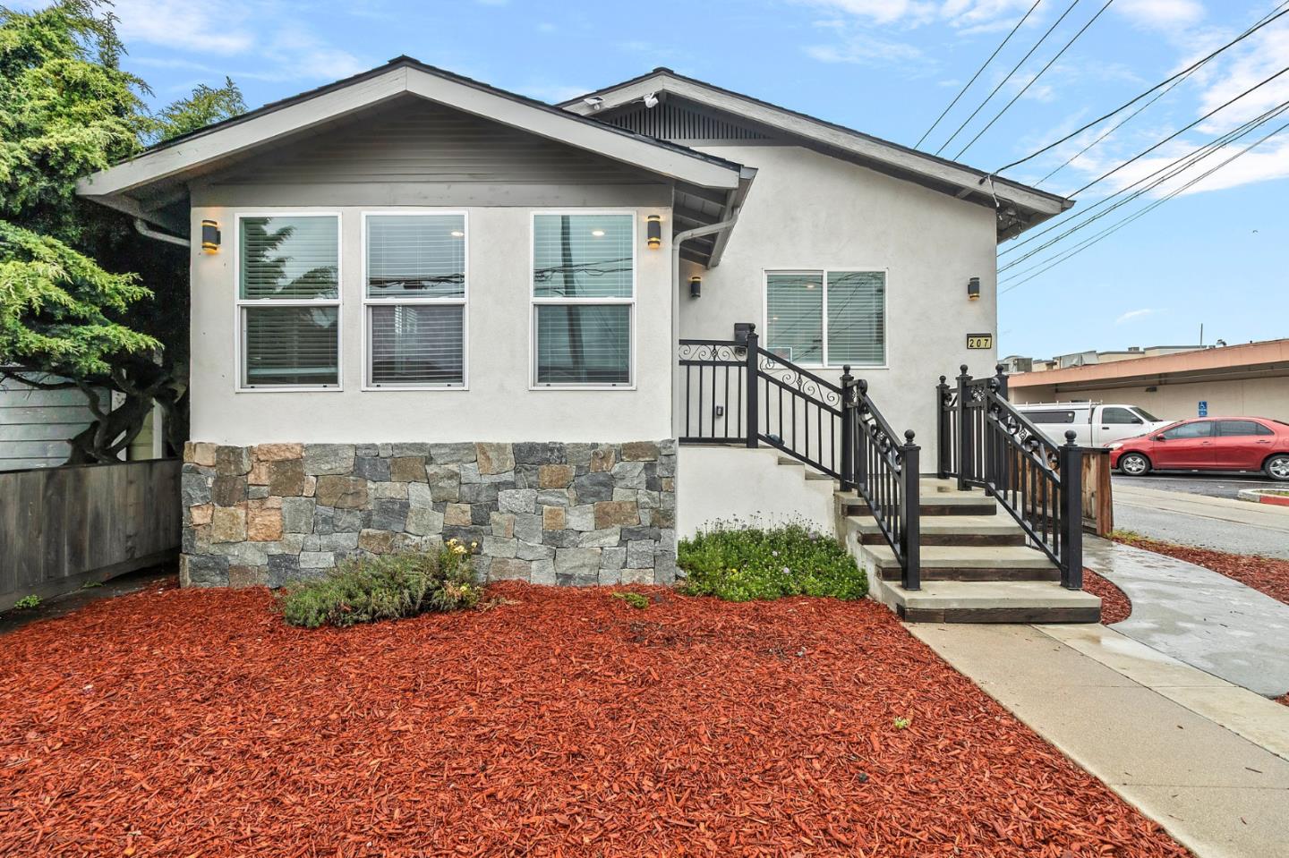 Detail Gallery Image 2 of 28 For 207 E San Luis St, Salinas,  CA 93901 - 2 Beds | 1 Baths