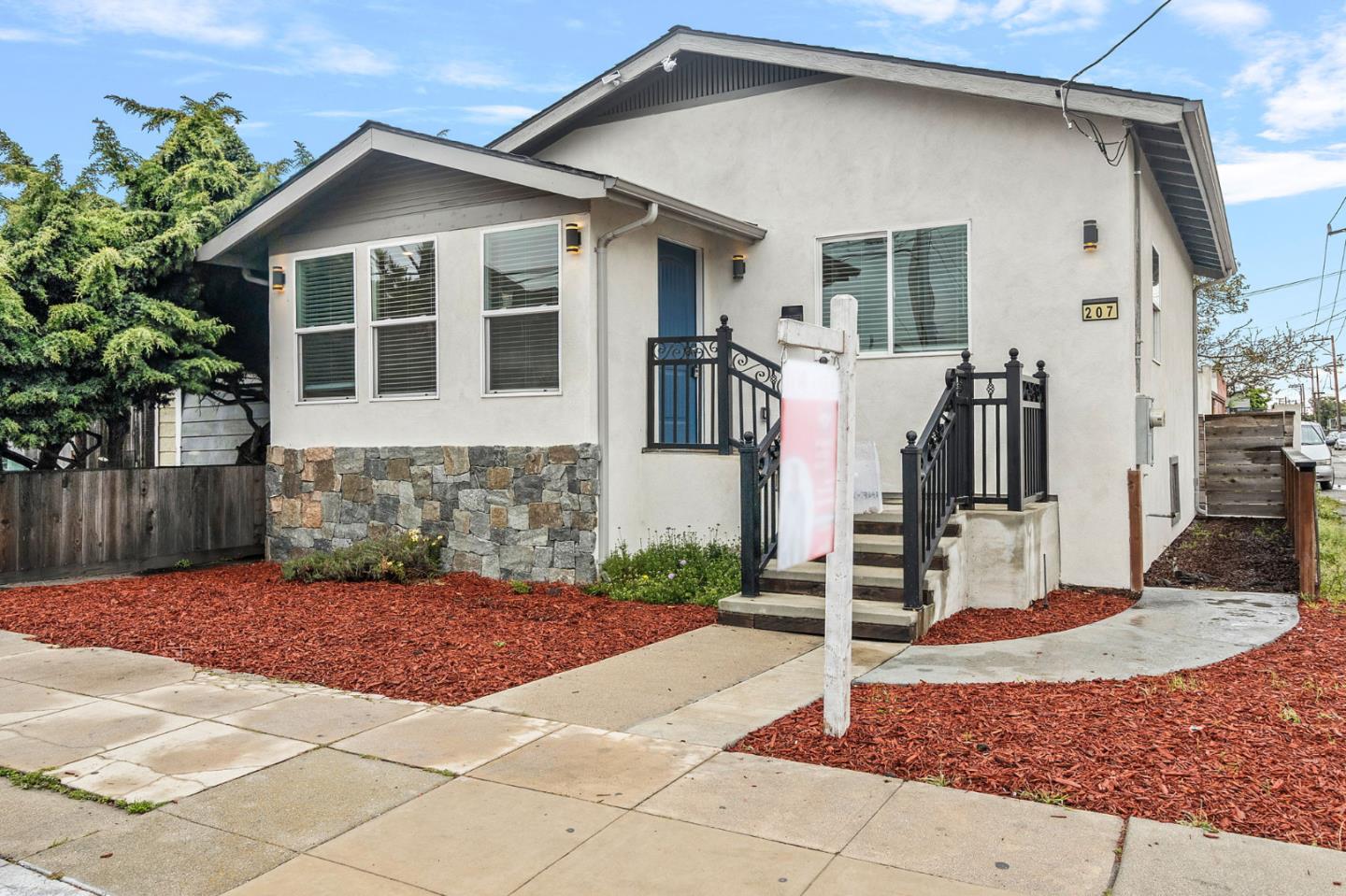 Detail Gallery Image 3 of 28 For 207 E San Luis St, Salinas,  CA 93901 - 2 Beds | 1 Baths