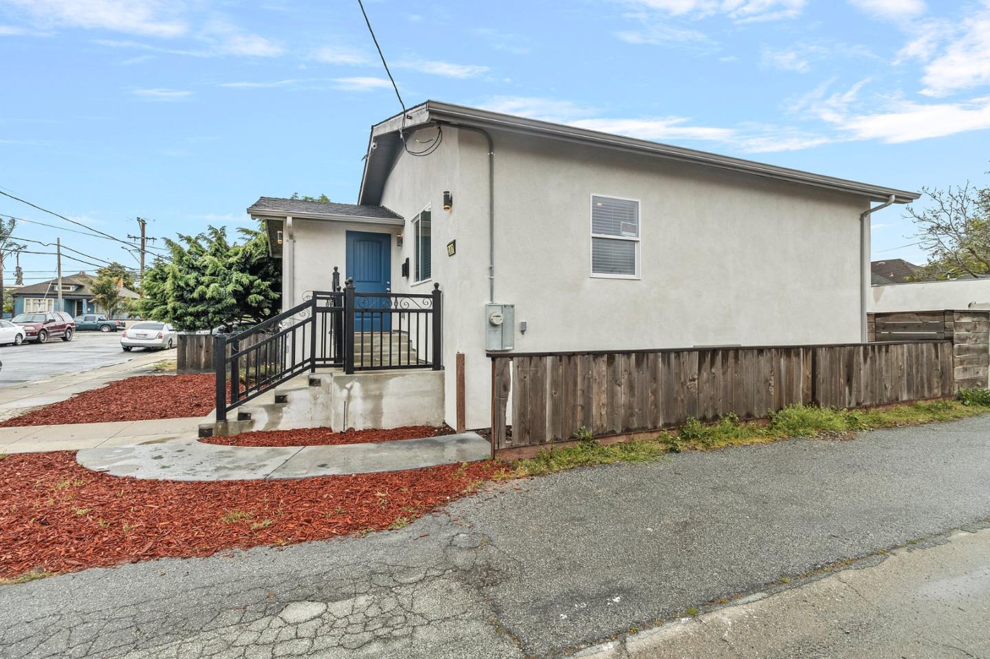 Detail Gallery Image 4 of 28 For 207 E San Luis St, Salinas,  CA 93901 - 2 Beds | 1 Baths