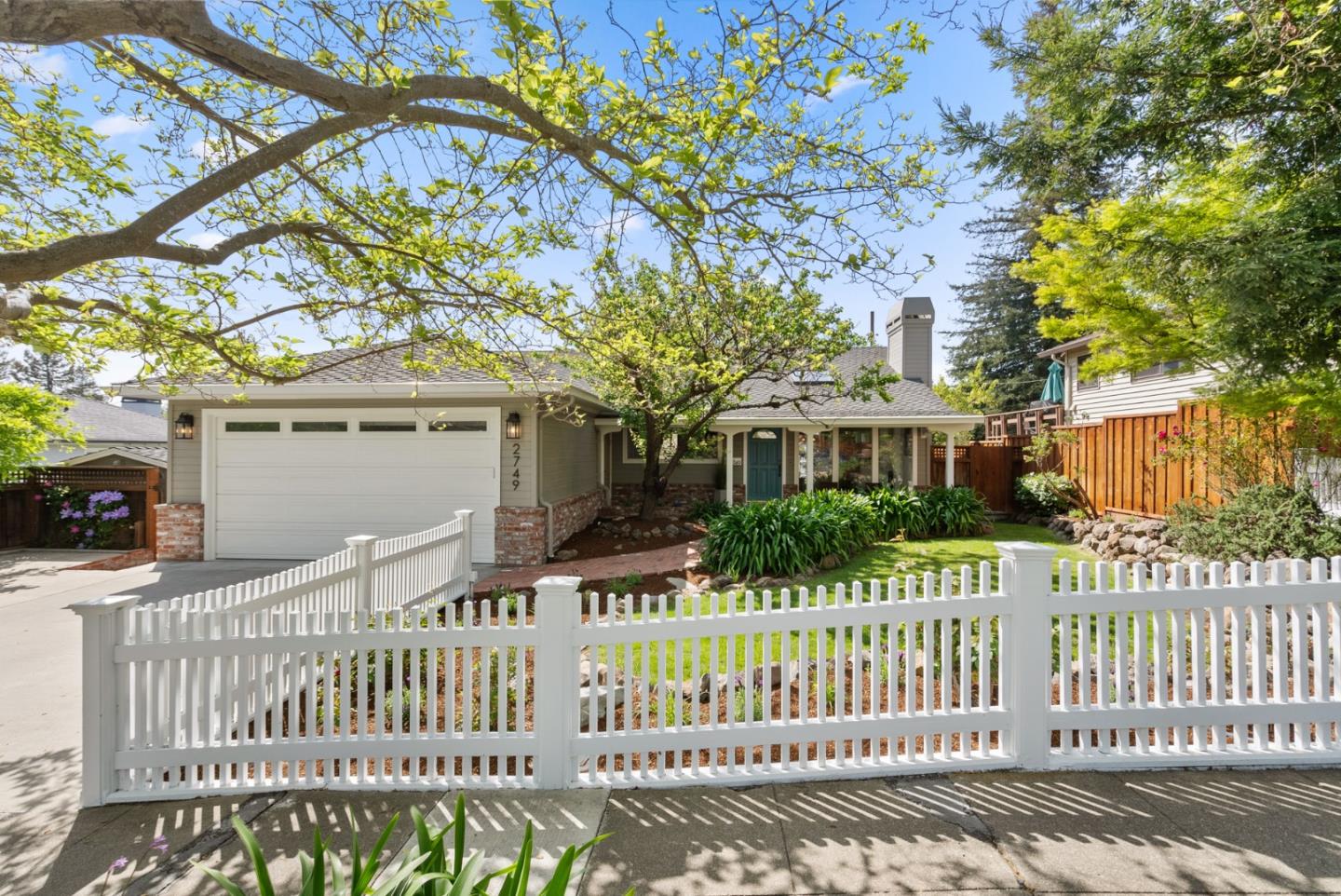 Detail Gallery Image 2 of 46 For 2749 Briarfield Ave, Redwood City,  CA 94061 - 3 Beds | 2 Baths