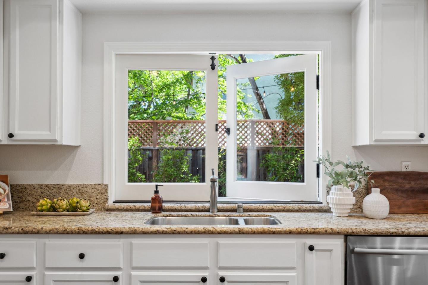 Detail Gallery Image 12 of 42 For 209 Sheffield Ln, Redwood City,  CA 94061 - 4 Beds | 2/1 Baths