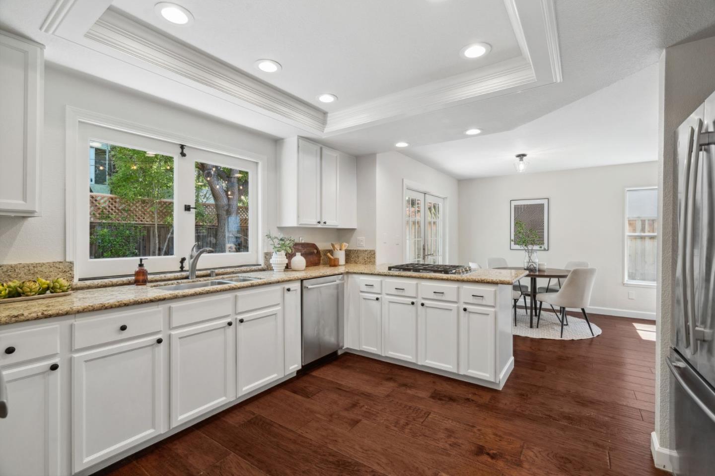 Detail Gallery Image 13 of 42 For 209 Sheffield Ln, Redwood City,  CA 94061 - 4 Beds | 2/1 Baths