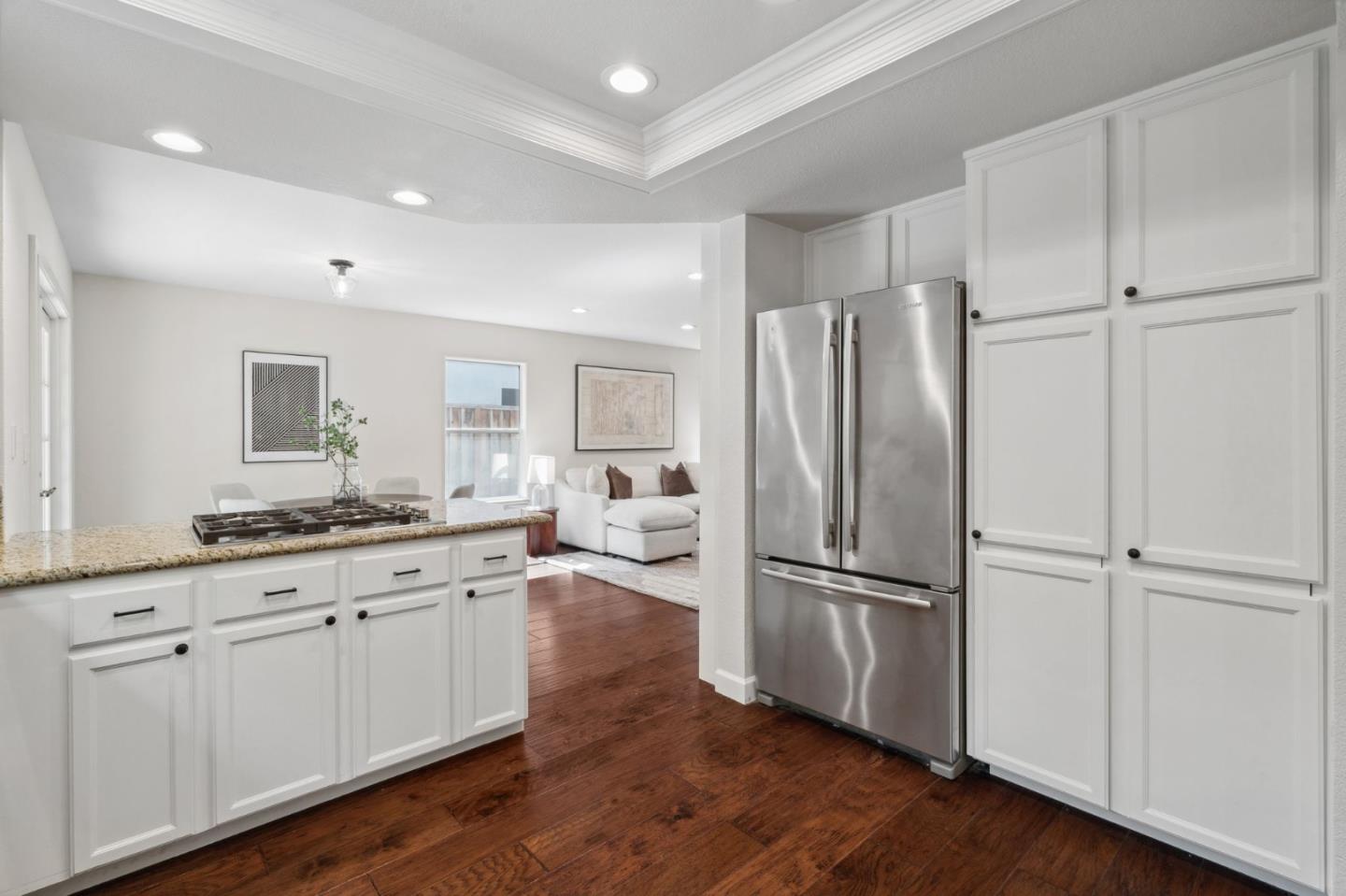 Detail Gallery Image 14 of 42 For 209 Sheffield Ln, Redwood City,  CA 94061 - 4 Beds | 2/1 Baths