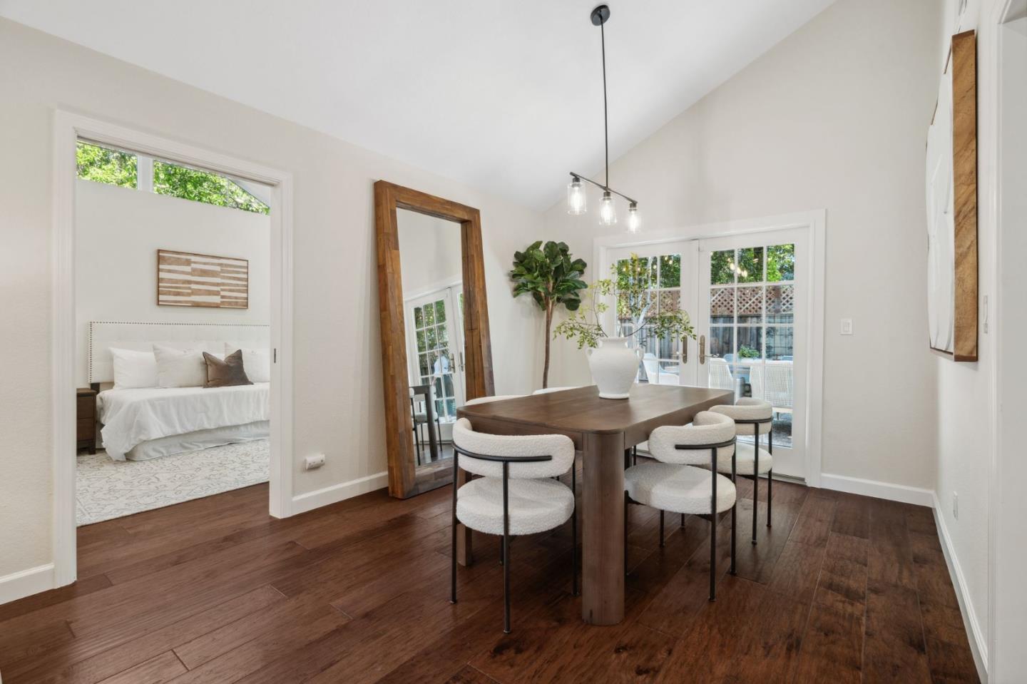 Detail Gallery Image 7 of 42 For 209 Sheffield Ln, Redwood City,  CA 94061 - 4 Beds | 2/1 Baths
