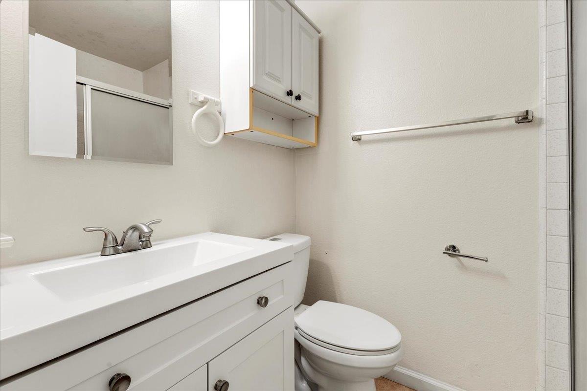 Detail Gallery Image 11 of 14 For 1656 Seville St, Salinas,  CA 93906 - 3 Beds | 2 Baths