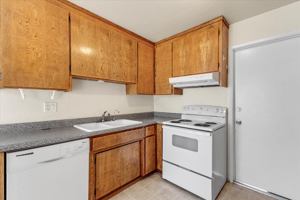 Detail Gallery Image 6 of 14 For 1656 Seville St, Salinas,  CA 93906 - 3 Beds | 2 Baths