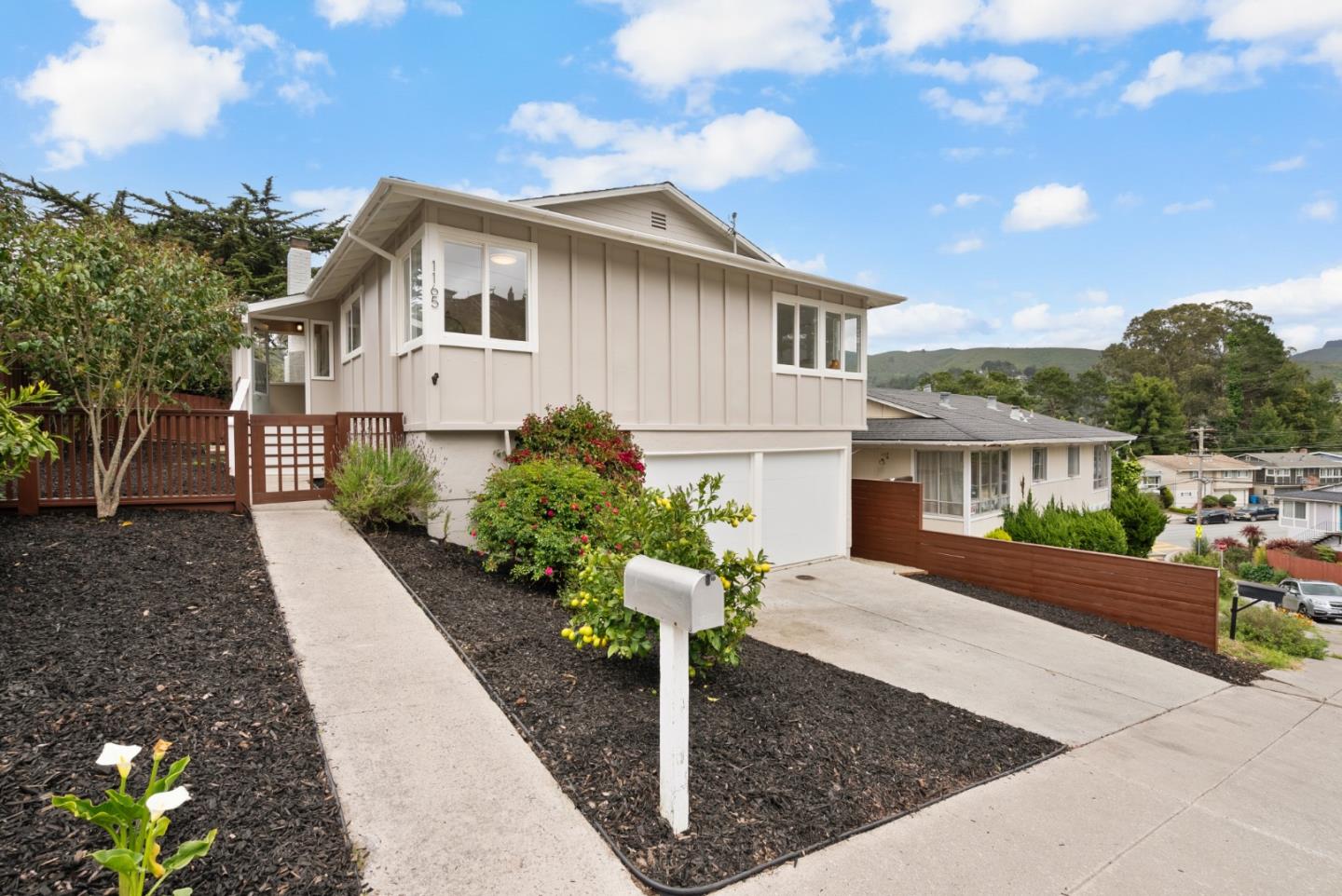 Detail Gallery Image 2 of 30 For 1165 Banyan Way, Pacifica,  CA 94044 - 3 Beds | 2 Baths