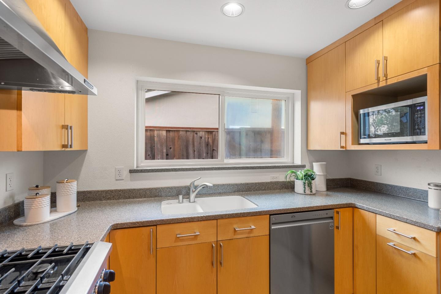 Detail Gallery Image 16 of 33 For 1446 Heckman Way, San Jose,  CA 95129 - 3 Beds | 2 Baths