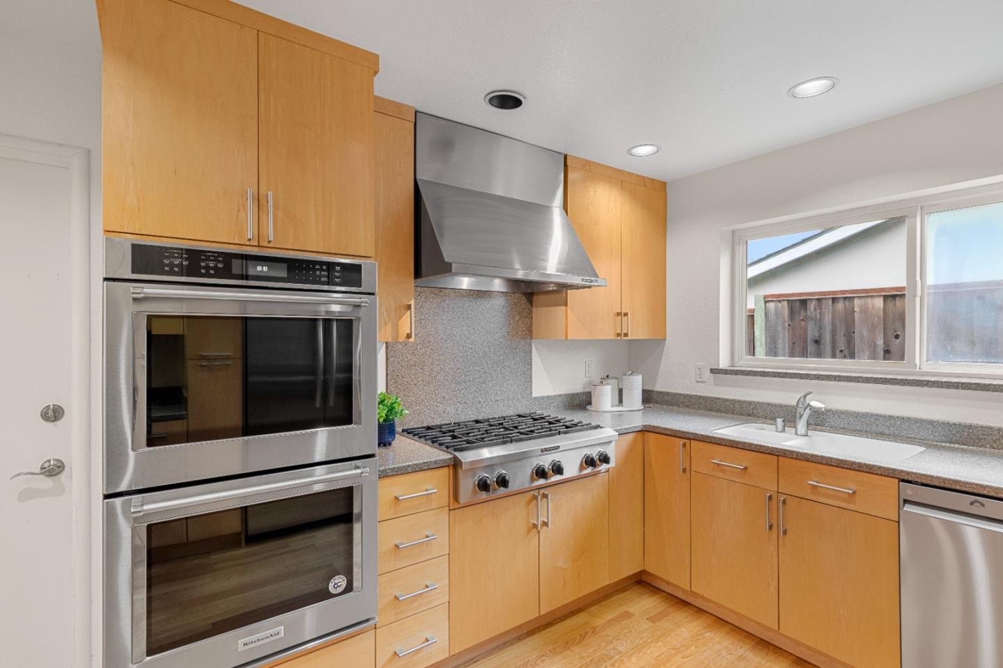Detail Gallery Image 4 of 33 For 1446 Heckman Way, San Jose,  CA 95129 - 3 Beds | 2 Baths