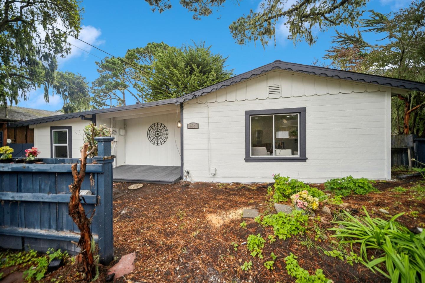 Detail Gallery Image 2 of 32 For 682 Lyndon St, Monterey,  CA 93940 - 2 Beds | 1 Baths
