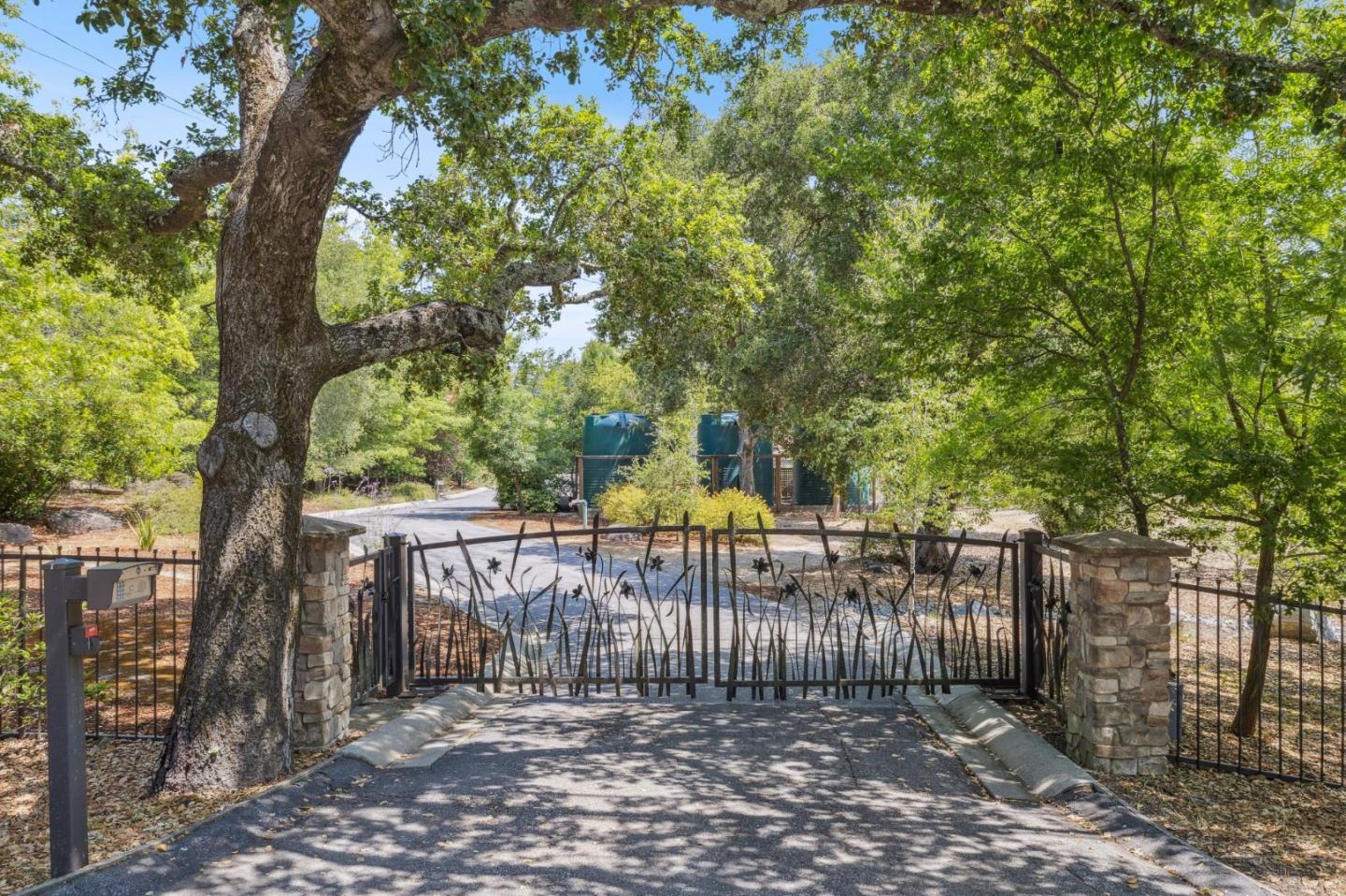 Detail Gallery Image 4 of 124 For 23583 Summit Rd, Los Gatos,  CA 95033 - 5 Beds | 4 Baths