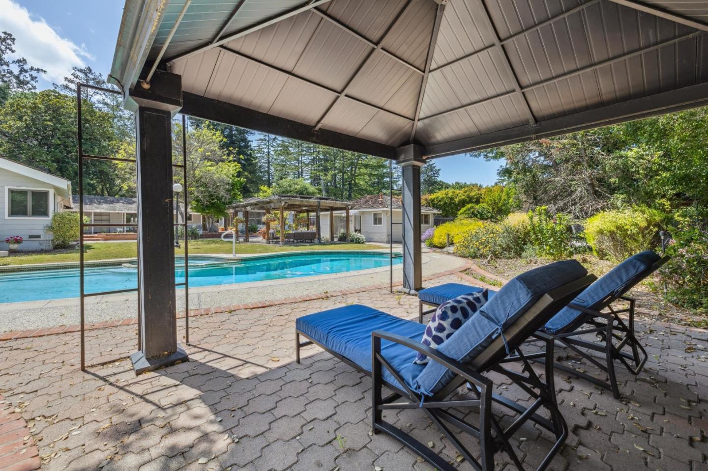 Detail Gallery Image 32 of 43 For 19661 Saratoga Los Gatos Rd, Saratoga,  CA 95070 - 5 Beds | 4/2 Baths