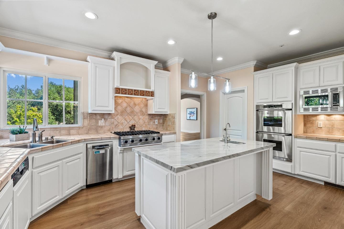 Detail Gallery Image 13 of 36 For 1158 Teresa Ln, Morgan Hill,  CA 95037 - 6 Beds | 5 Baths