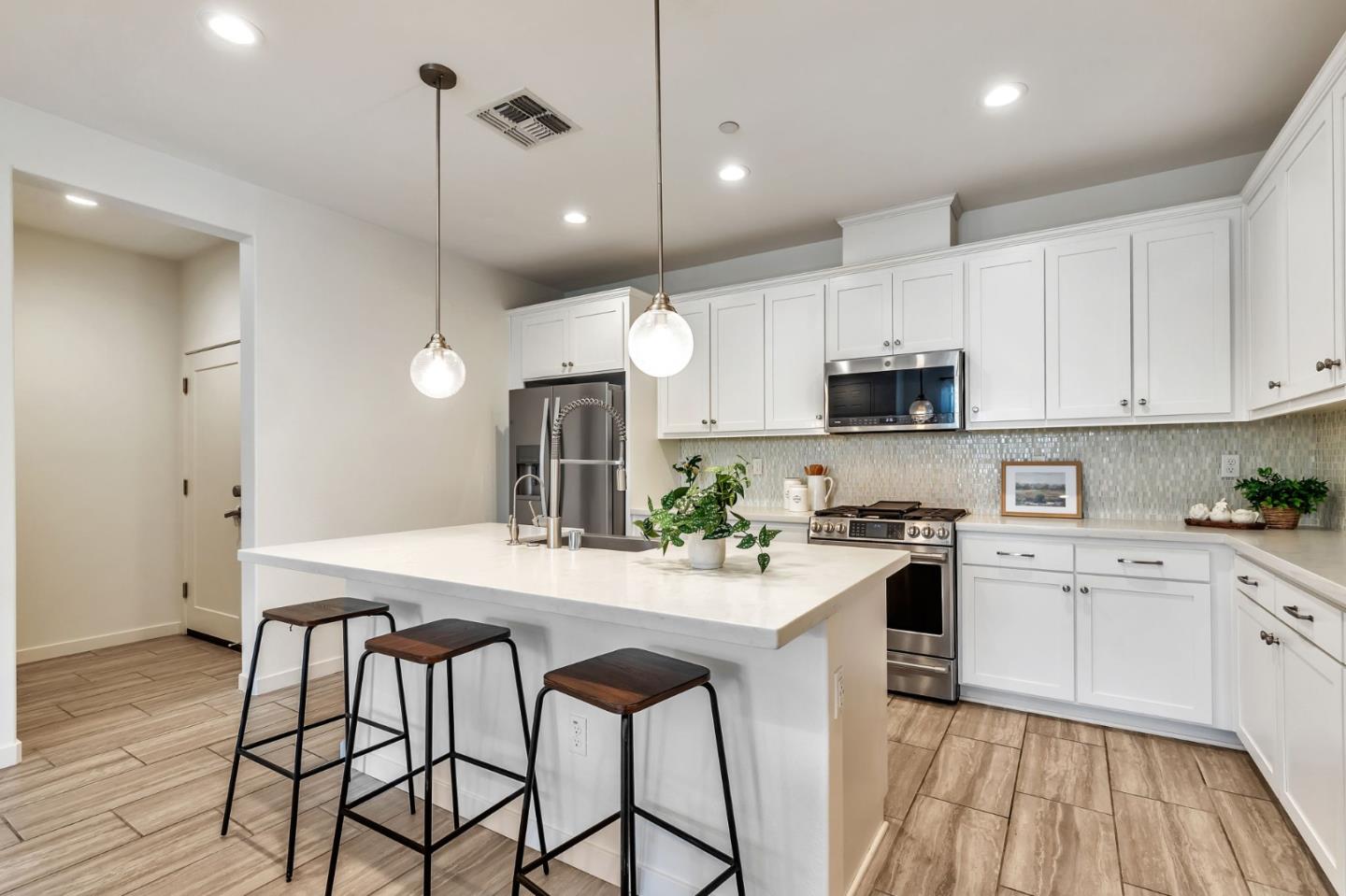 Detail Gallery Image 8 of 40 For 17094 Saint Brendan Loop, Morgan Hill,  CA 95037 - 3 Beds | 2/1 Baths