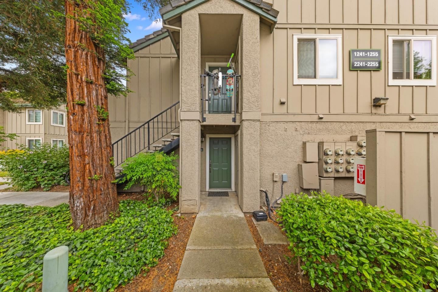 Detail Gallery Image 1 of 33 For 1241 Lakeview Cir, Pittsburg,  CA 94565 - 3 Beds | 2 Baths