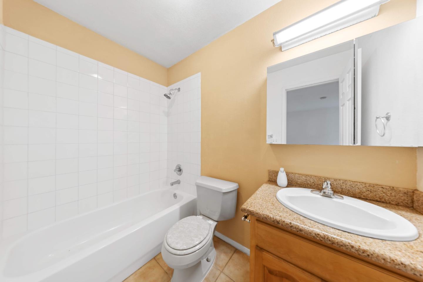 Detail Gallery Image 12 of 33 For 1241 Lakeview Cir, Pittsburg,  CA 94565 - 3 Beds | 2 Baths