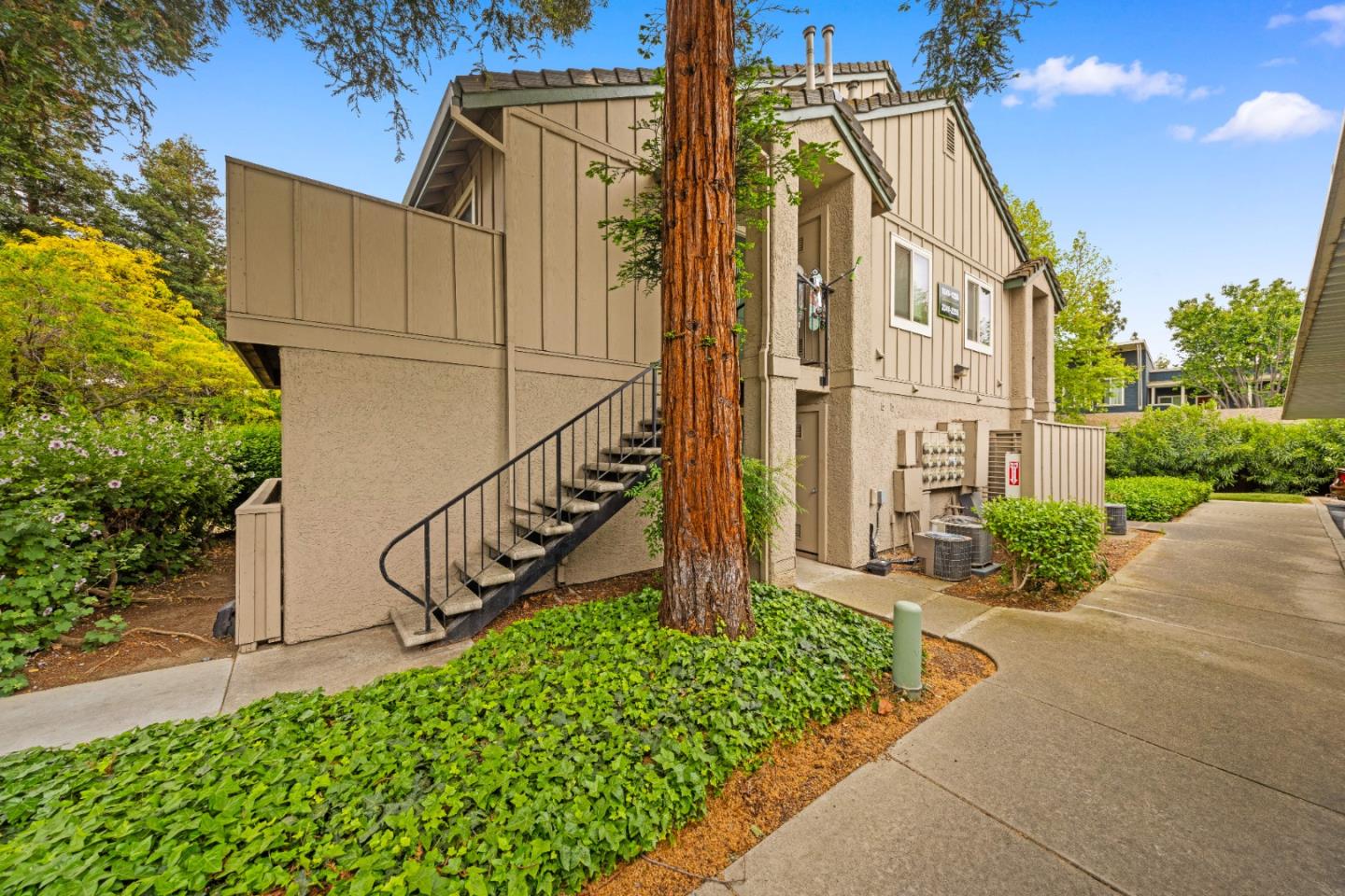 Detail Gallery Image 2 of 33 For 1241 Lakeview Cir, Pittsburg,  CA 94565 - 3 Beds | 2 Baths