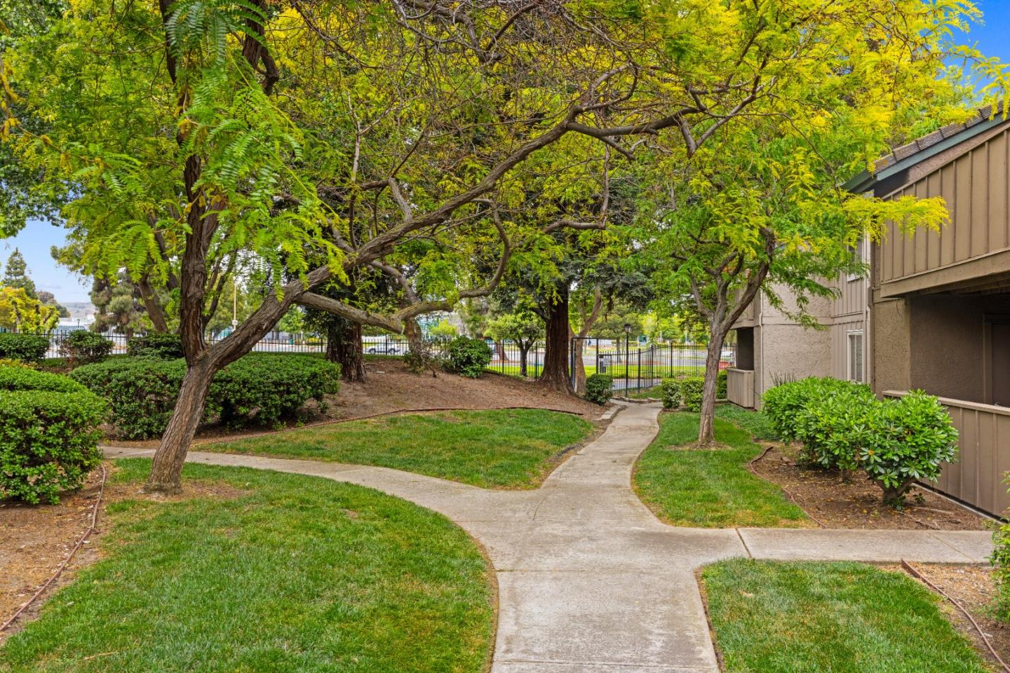 Detail Gallery Image 24 of 33 For 1241 Lakeview Cir, Pittsburg,  CA 94565 - 3 Beds | 2 Baths