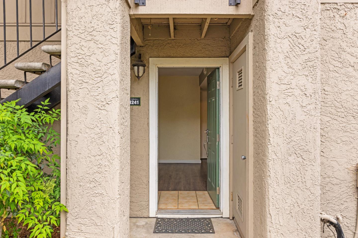 Detail Gallery Image 3 of 33 For 1241 Lakeview Cir, Pittsburg,  CA 94565 - 3 Beds | 2 Baths