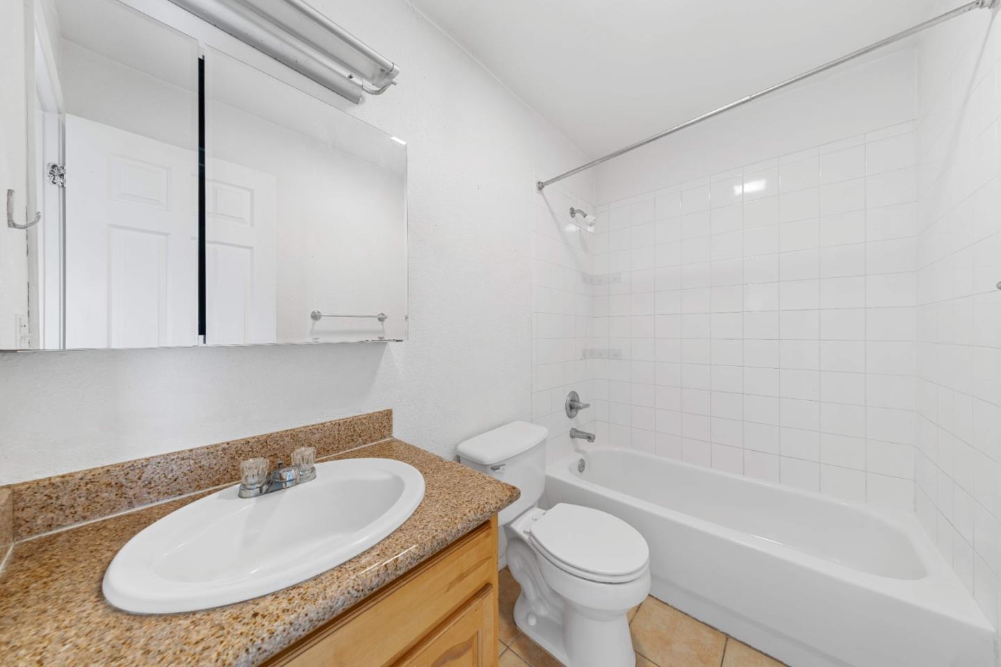 Detail Gallery Image 5 of 33 For 1241 Lakeview Cir, Pittsburg,  CA 94565 - 3 Beds | 2 Baths