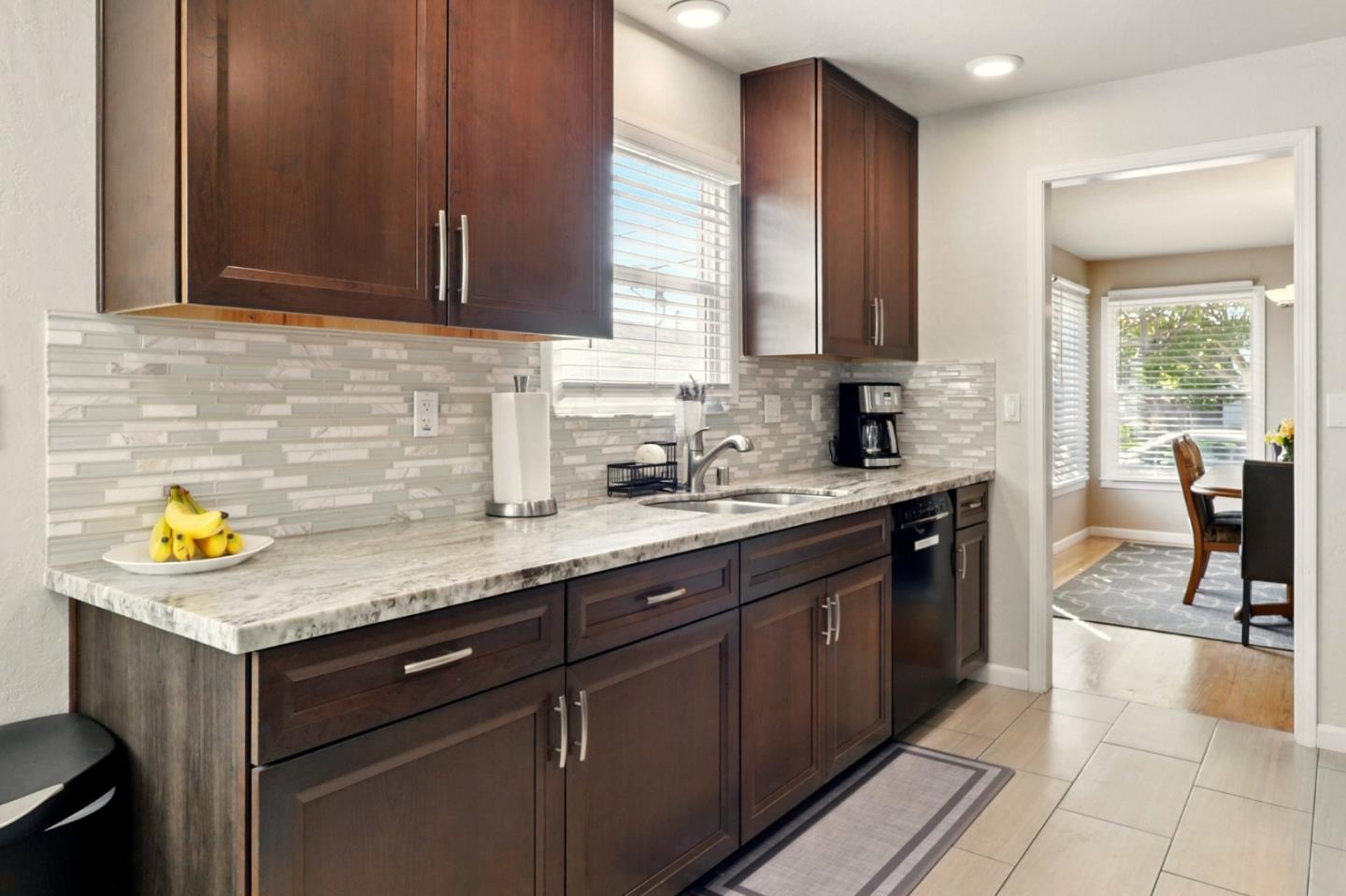 Detail Gallery Image 11 of 41 For 640 17th Ave, Santa Cruz,  CA 95062 - 4 Beds | 3 Baths