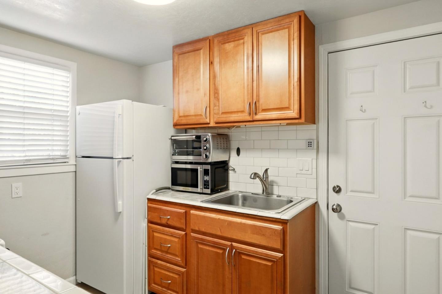 Detail Gallery Image 16 of 41 For 640 17th Ave, Santa Cruz,  CA 95062 - 4 Beds | 3 Baths