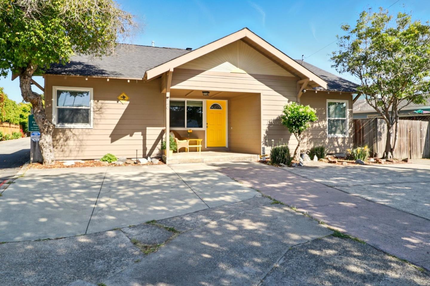 Detail Gallery Image 2 of 41 For 640 17th Ave, Santa Cruz,  CA 95062 - 4 Beds | 3 Baths