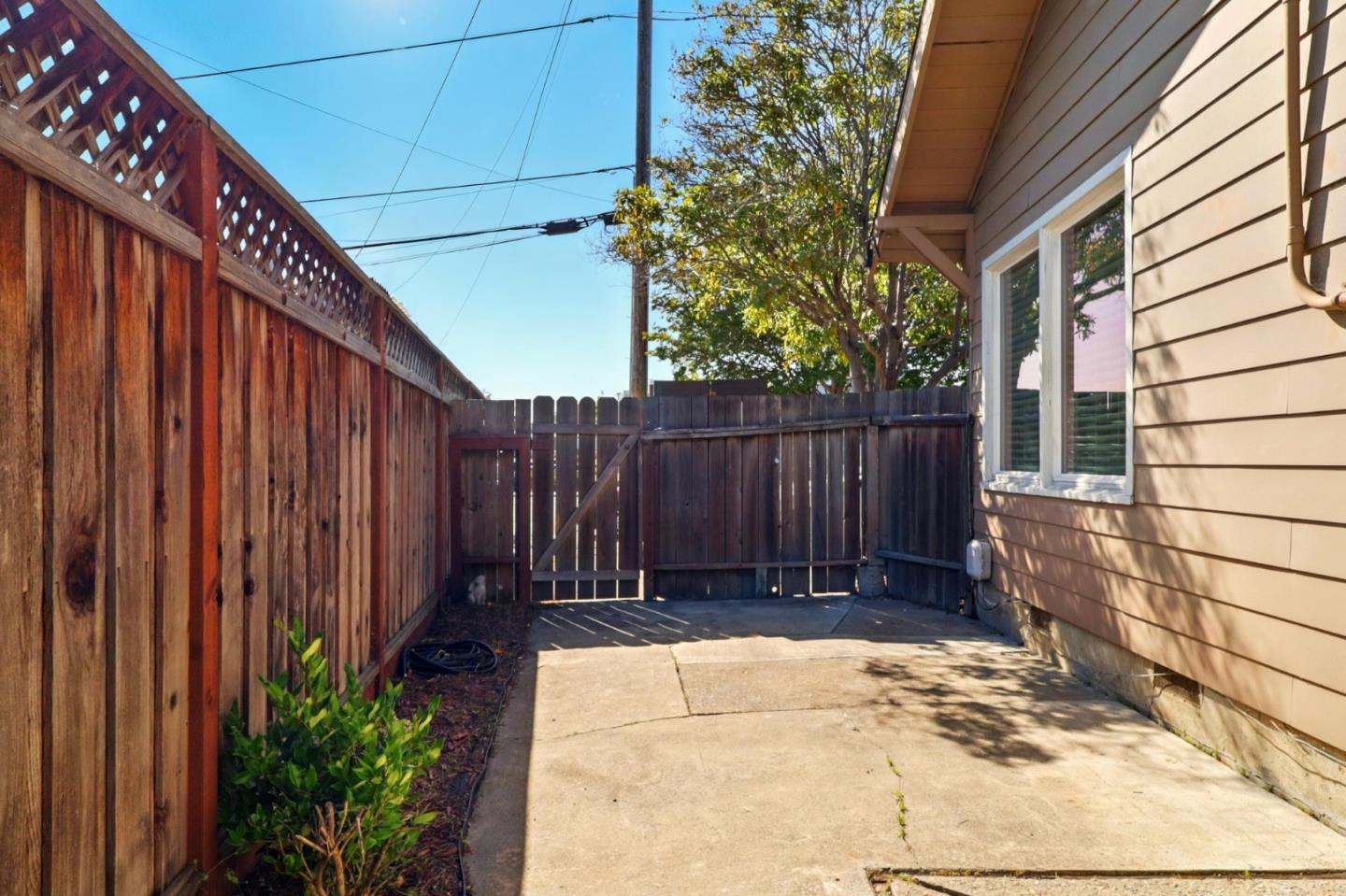 Detail Gallery Image 38 of 41 For 640 17th Ave, Santa Cruz,  CA 95062 - 4 Beds | 3 Baths