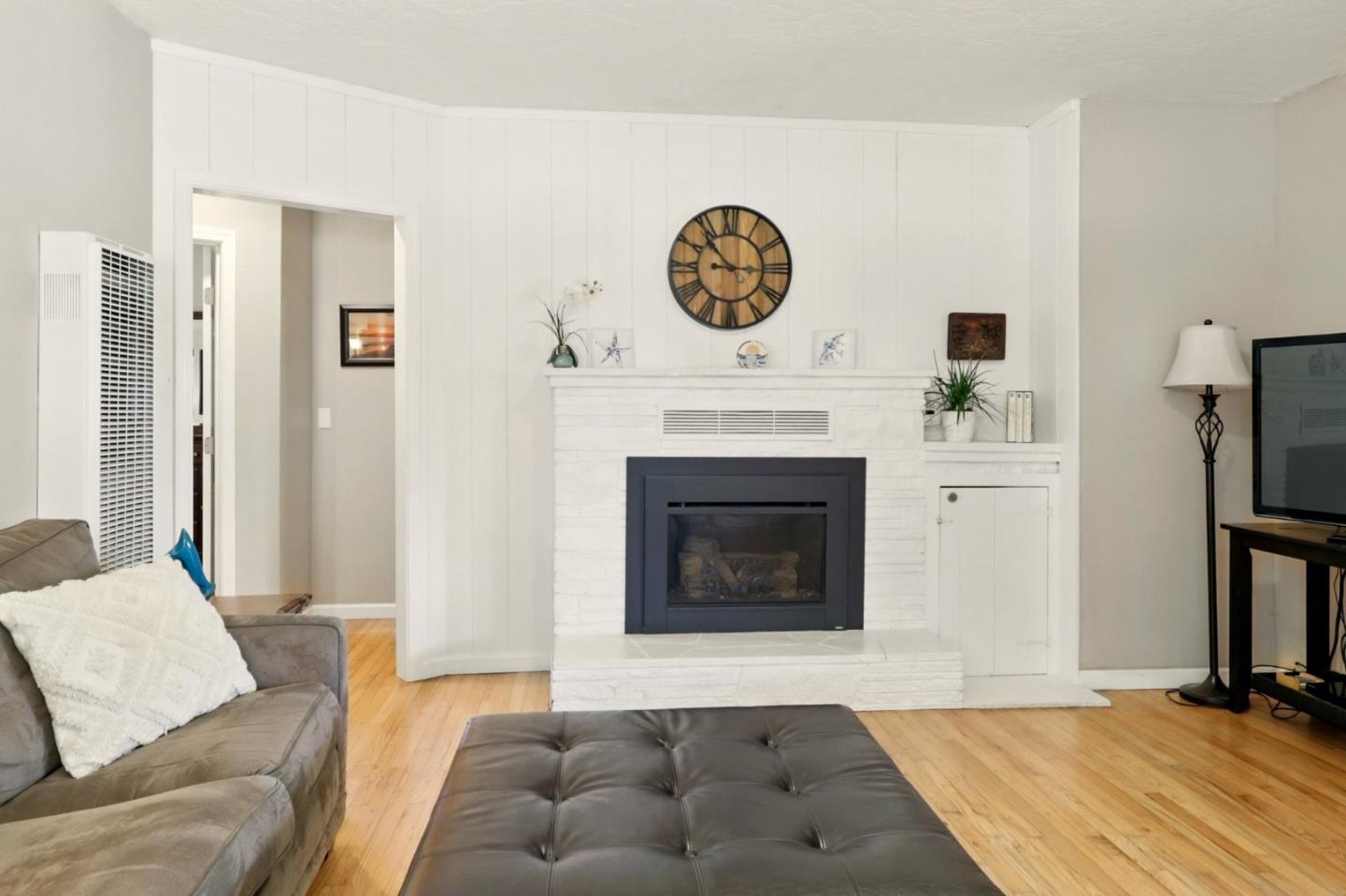 Detail Gallery Image 4 of 41 For 640 17th Ave, Santa Cruz,  CA 95062 - 4 Beds | 3 Baths