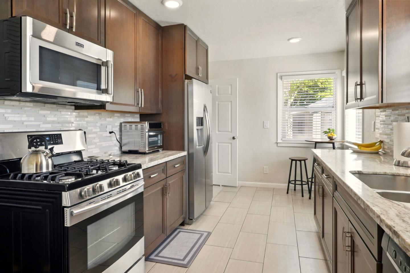 Detail Gallery Image 8 of 41 For 640 17th Ave, Santa Cruz,  CA 95062 - 4 Beds | 3 Baths