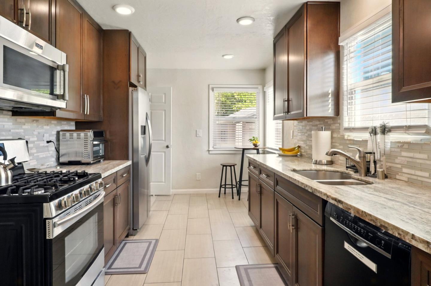 Detail Gallery Image 9 of 41 For 640 17th Ave, Santa Cruz,  CA 95062 - 4 Beds | 3 Baths