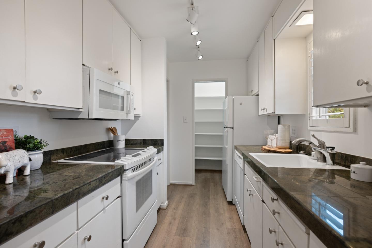 Detail Gallery Image 12 of 35 For 812 N Delaware St, San Mateo,  CA 94401 - 3 Beds | 2/1 Baths