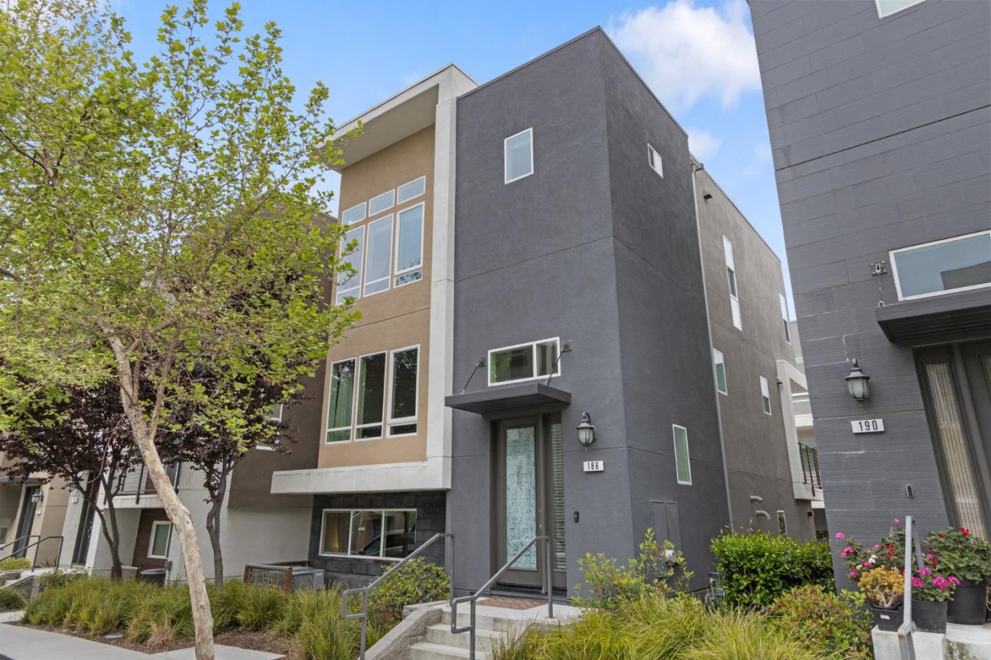 Detail Gallery Image 2 of 61 For 186 Llano De Los Robles Ave, San Jose,  CA 95136 - 4 Beds | 3/1 Baths