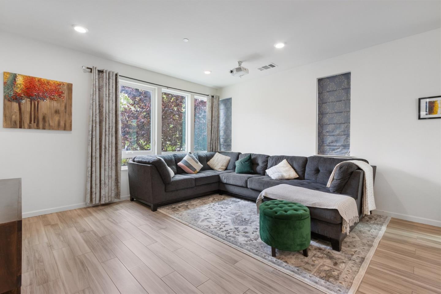 Detail Gallery Image 7 of 61 For 186 Llano De Los Robles Ave, San Jose,  CA 95136 - 4 Beds | 3/1 Baths