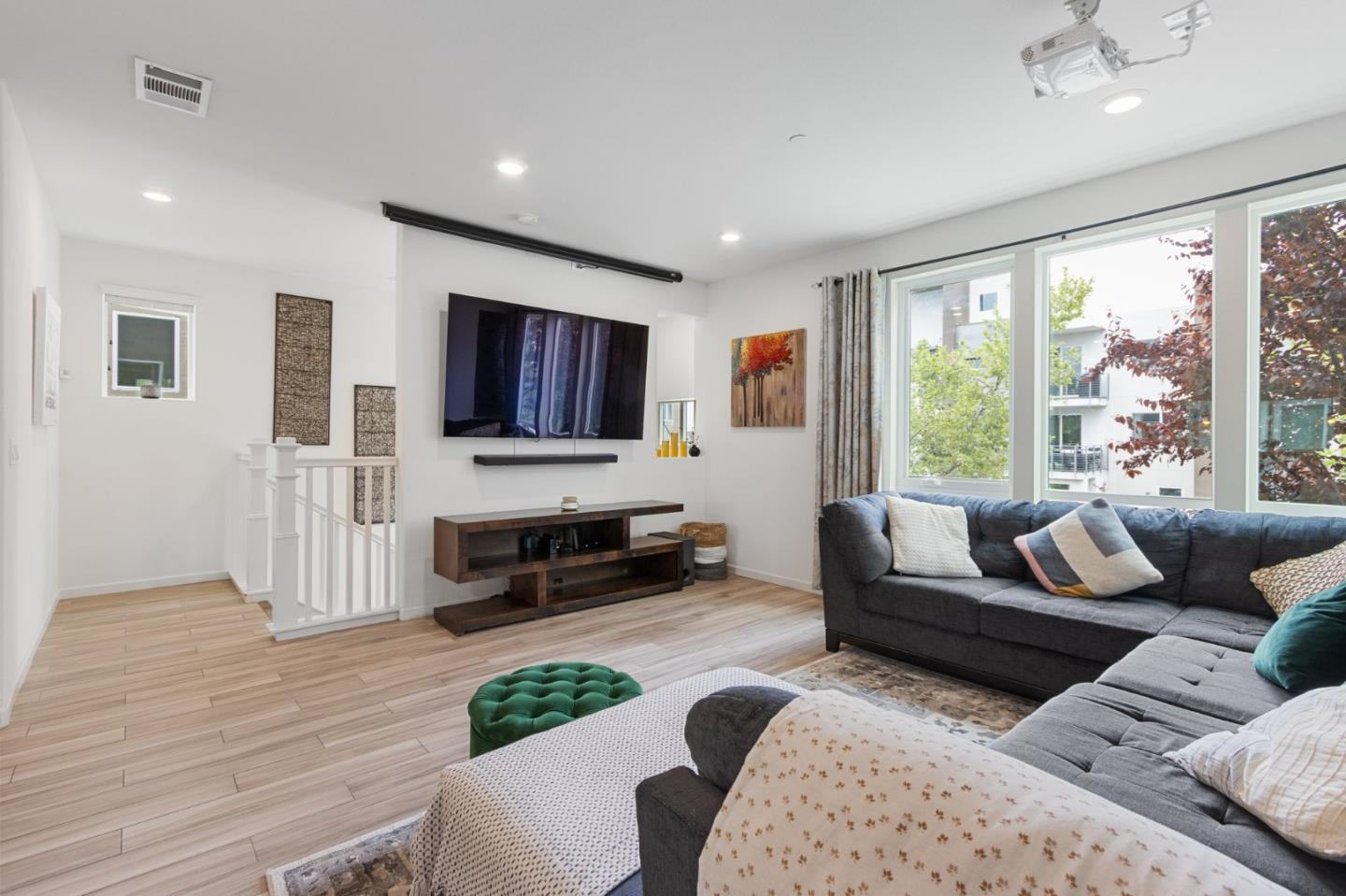 Detail Gallery Image 9 of 61 For 186 Llano De Los Robles Ave, San Jose,  CA 95136 - 4 Beds | 3/1 Baths