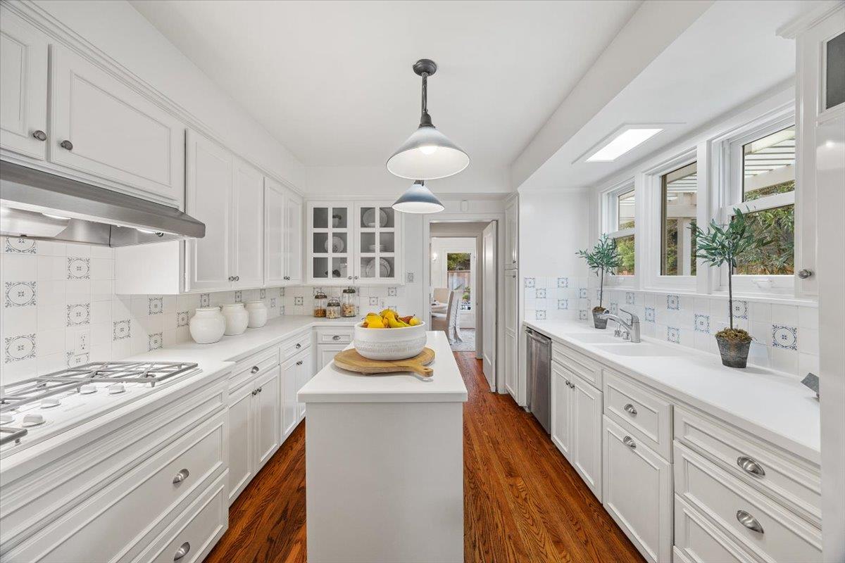 Detail Gallery Image 16 of 49 For 485 Dorchester Rd, San Mateo,  CA 94402 - 5 Beds | 3/1 Baths