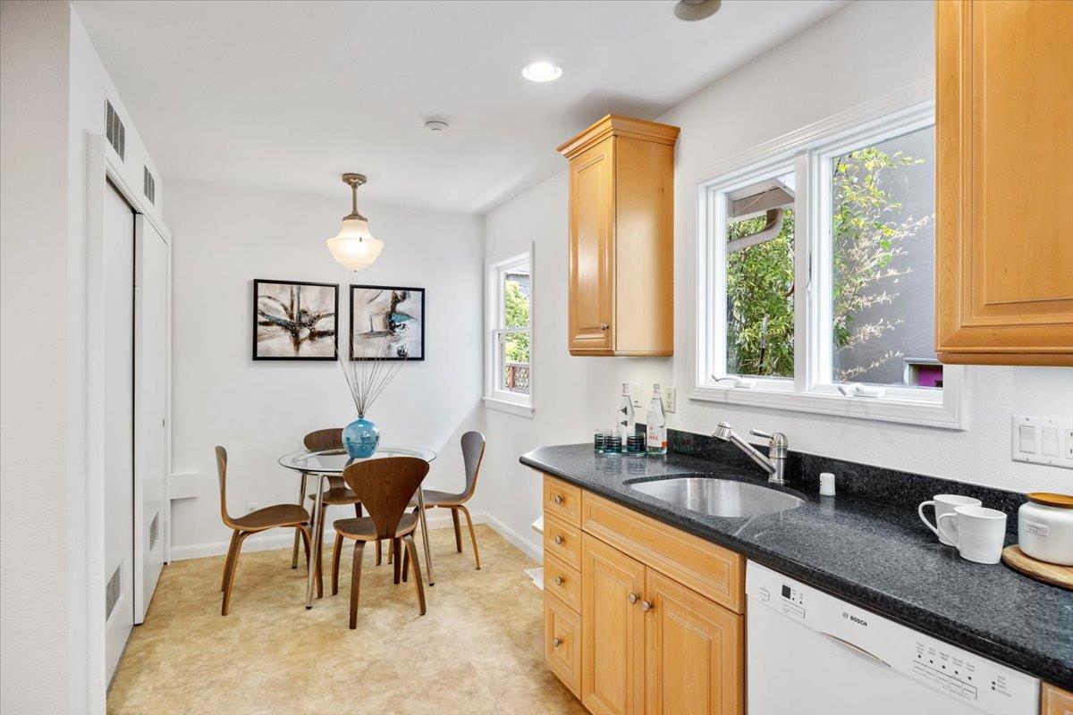 Detail Gallery Image 10 of 26 For 447 Cumberland Dr, Burlingame,  CA 94010 - 3 Beds | 2 Baths