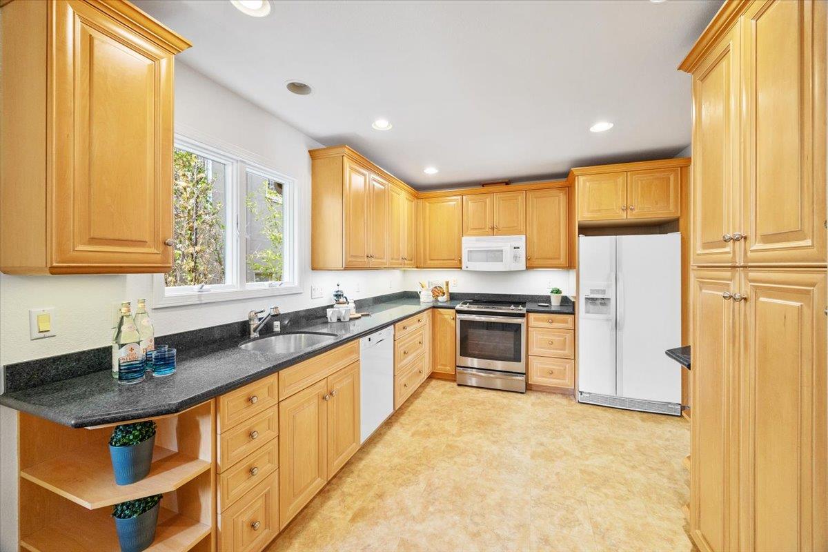 Detail Gallery Image 11 of 26 For 447 Cumberland Dr, Burlingame,  CA 94010 - 3 Beds | 2 Baths