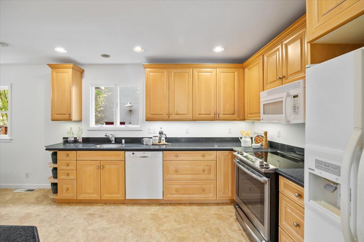 Detail Gallery Image 9 of 26 For 447 Cumberland Dr, Burlingame,  CA 94010 - 3 Beds | 2 Baths