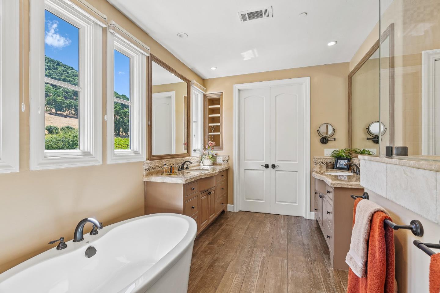 Detail Gallery Image 30 of 79 For 1405 Lakeview Ct, San Martin,  CA 95046 - 5 Beds | 6/1 Baths