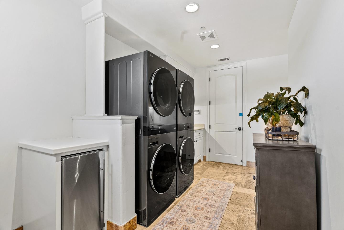 Detail Gallery Image 43 of 79 For 1405 Lakeview Ct, San Martin,  CA 95046 - 5 Beds | 6/1 Baths