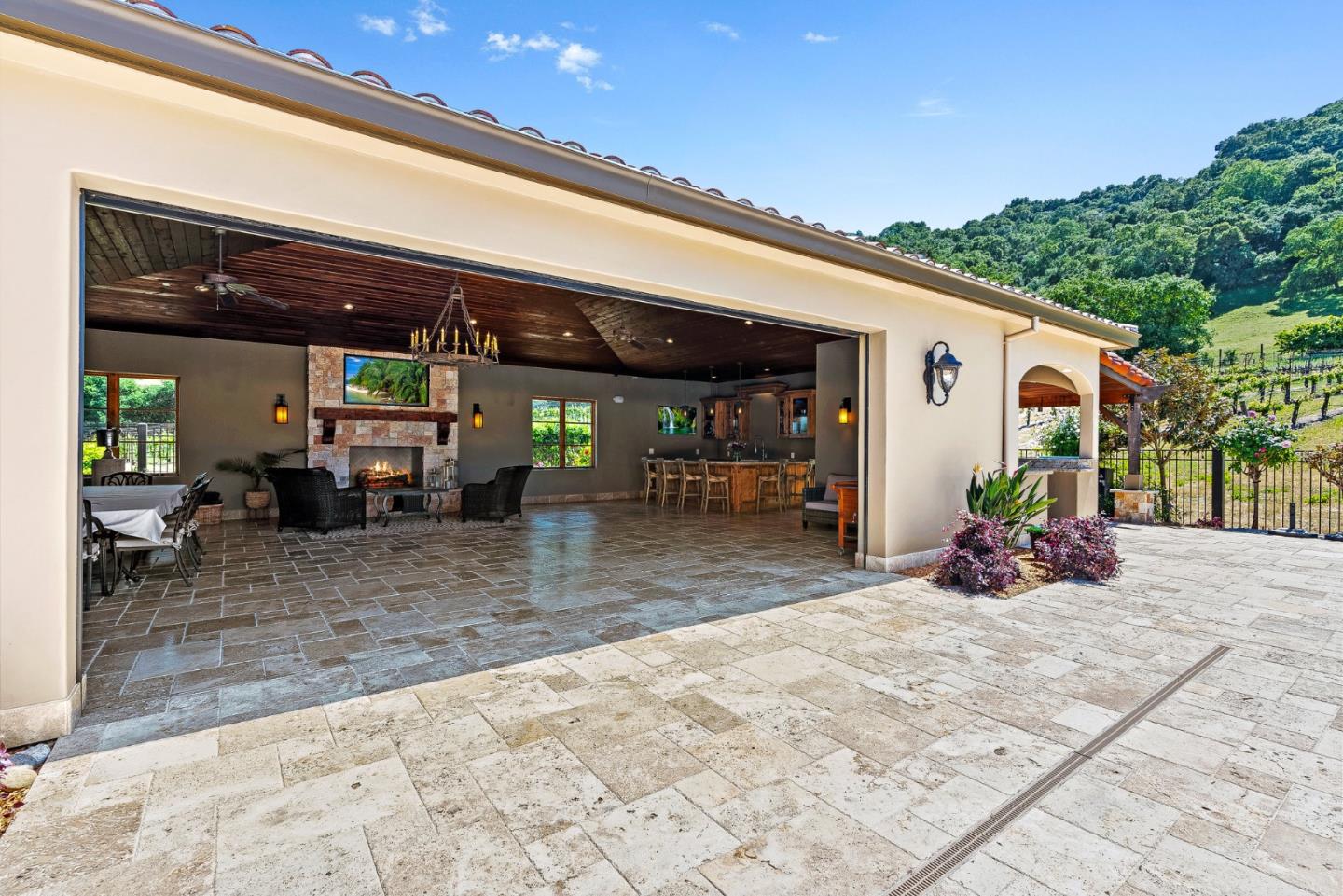 Detail Gallery Image 46 of 79 For 1405 Lakeview Ct, San Martin,  CA 95046 - 5 Beds | 6/1 Baths