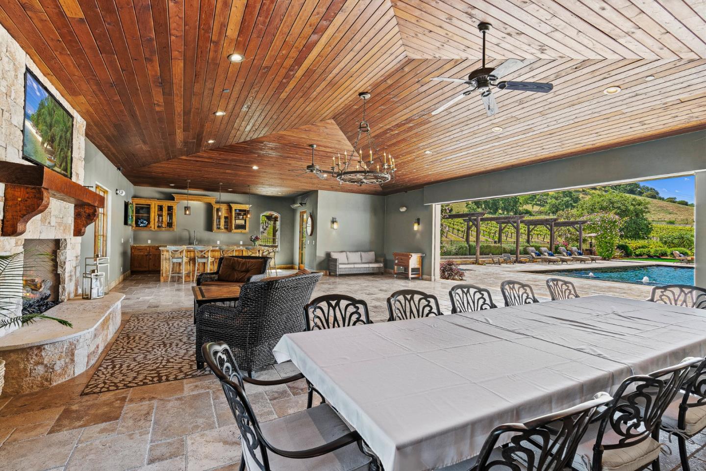 Detail Gallery Image 49 of 79 For 1405 Lakeview Ct, San Martin,  CA 95046 - 5 Beds | 6/1 Baths
