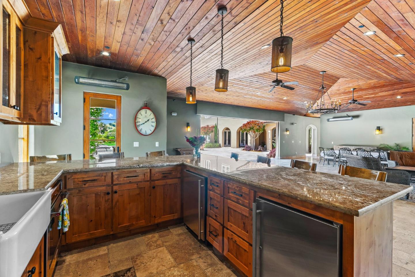 Detail Gallery Image 51 of 79 For 1405 Lakeview Ct, San Martin,  CA 95046 - 5 Beds | 6/1 Baths