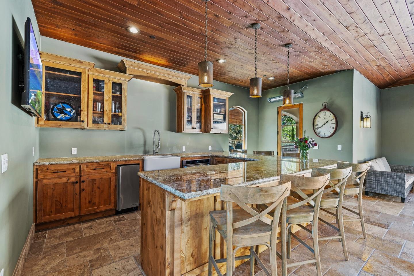 Detail Gallery Image 52 of 79 For 1405 Lakeview Ct, San Martin,  CA 95046 - 5 Beds | 6/1 Baths
