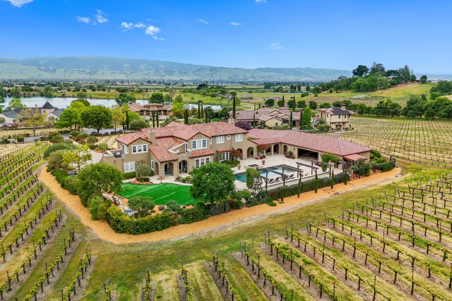 Detail Gallery Image 71 of 79 For 1405 Lakeview Ct, San Martin,  CA 95046 - 5 Beds | 6/1 Baths