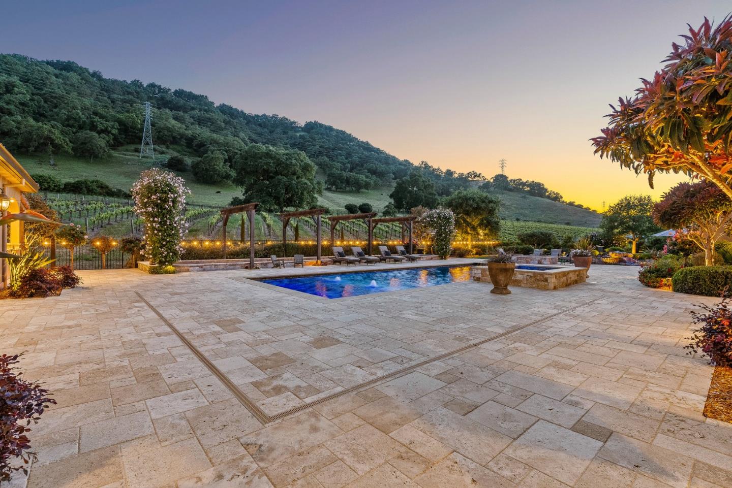 Detail Gallery Image 9 of 79 For 1405 Lakeview Ct, San Martin,  CA 95046 - 5 Beds | 6/1 Baths