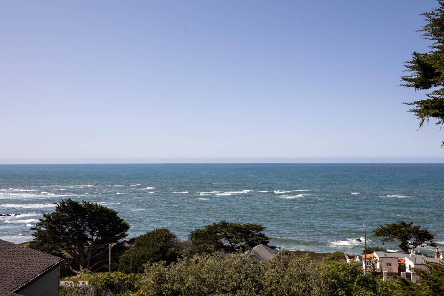 Detail Gallery Image 4 of 46 For 530 Stetson St, Moss Beach,  CA 94038 - 3 Beds | 3 Baths