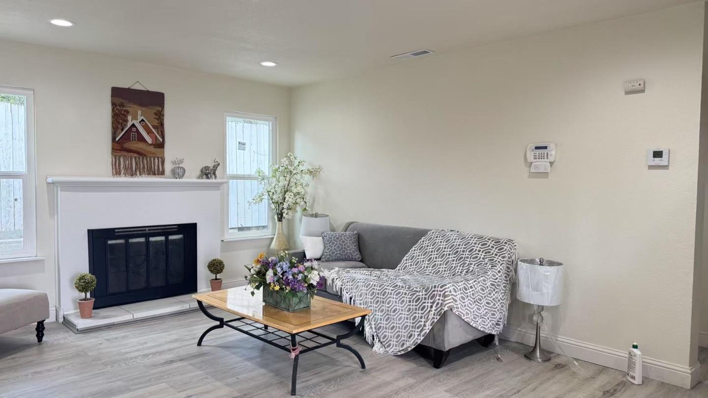 Detail Gallery Image 2 of 19 For 186 Checkers Dr, San Jose,  CA 95116 - 4 Beds | 2 Baths